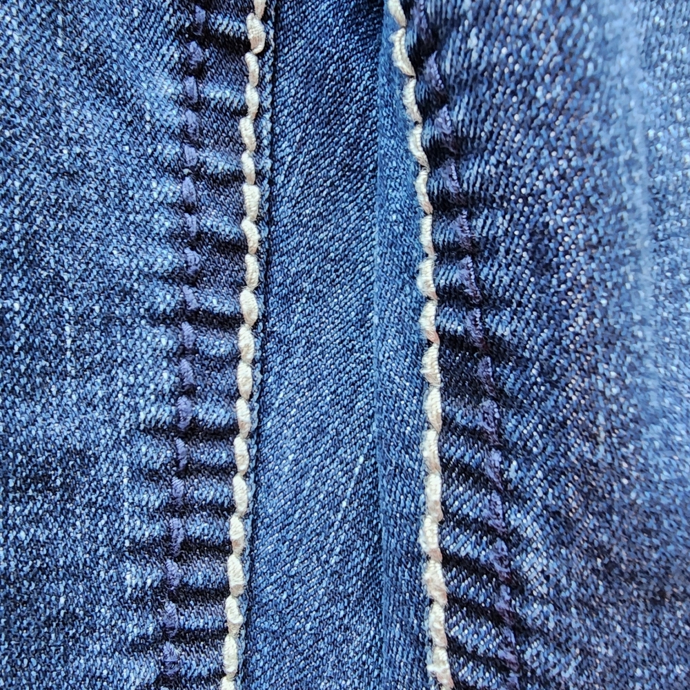 EUC Nine West "Date Night Fit" Capri Jeans - Picture 3 of 6